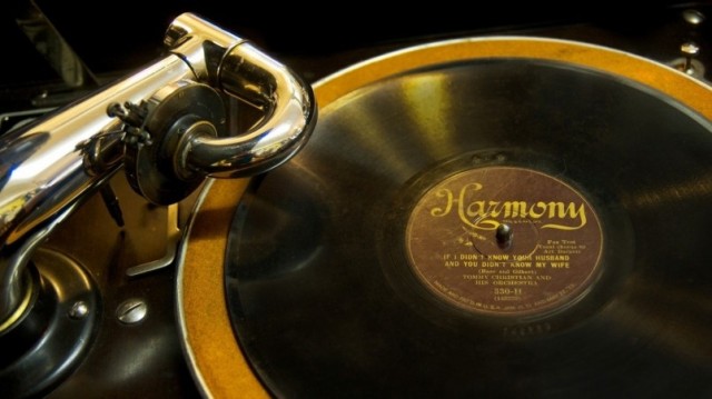 old-phonograph.jpg